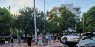 Καρέ-καρέ το απίστευτο τροχαίο στο κέντρο της Γλυφάδας Καρέ-καρέ το απίστευτο τροχαίο στο κέντρο της Γλυφάδας