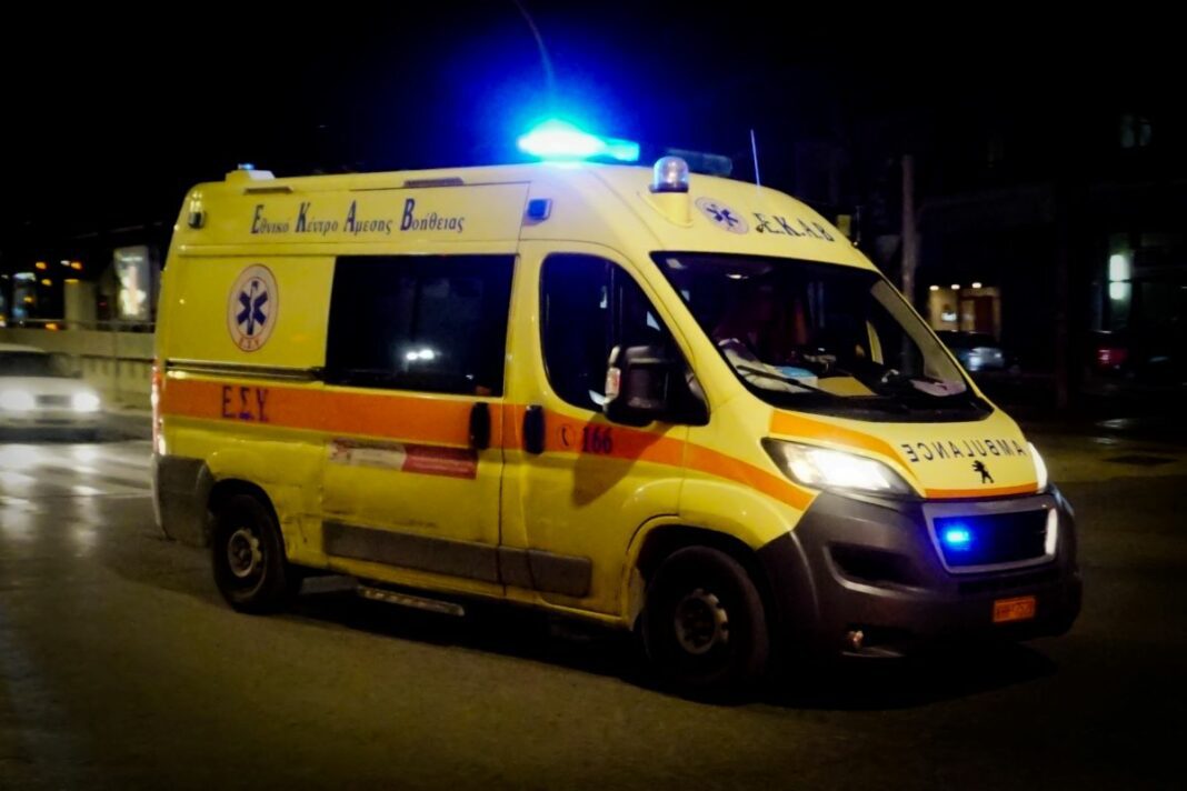 Ακόμα ένα σοβαρό τροχαίο στη παραλιακή – "Καρφώθηκε" αυτοκίνητο με 23χρονη σε δένδρο στη Βουλιαγμένης