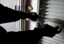 Π. Φάληρο : “Τους πιάσανε στα πράσα” – Ξήλωναν την μπαλκονόπορτα αλλά τους πρόλαβε η Αστυνομία