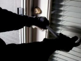 Π. Φάληρο : “Τους πιάσανε στα πράσα” – Ξήλωναν την μπαλκονόπορτα αλλά τους πρόλαβε η Αστυνομία