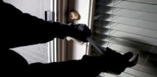 Π. Φάληρο : “Τους πιάσανε στα πράσα” – Ξήλωναν την μπαλκονόπορτα αλλά τους πρόλαβε η Αστυνομία